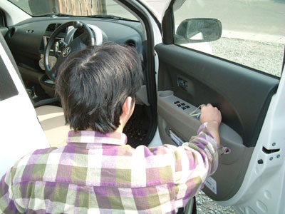 車に乗り込むところ