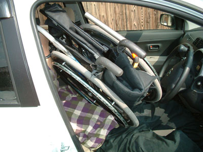 車イスを後部座席に積み込むところ